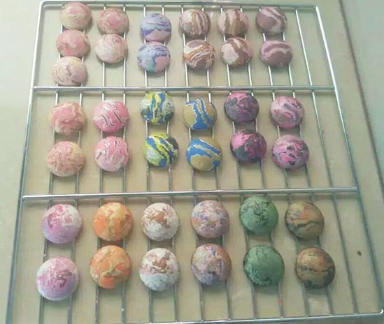 Disruptive pattern baking eye shadow